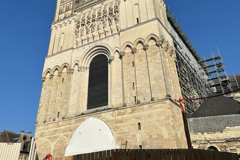 Angers: Château d'Angers, Wine Tasting, and Lunch Tour