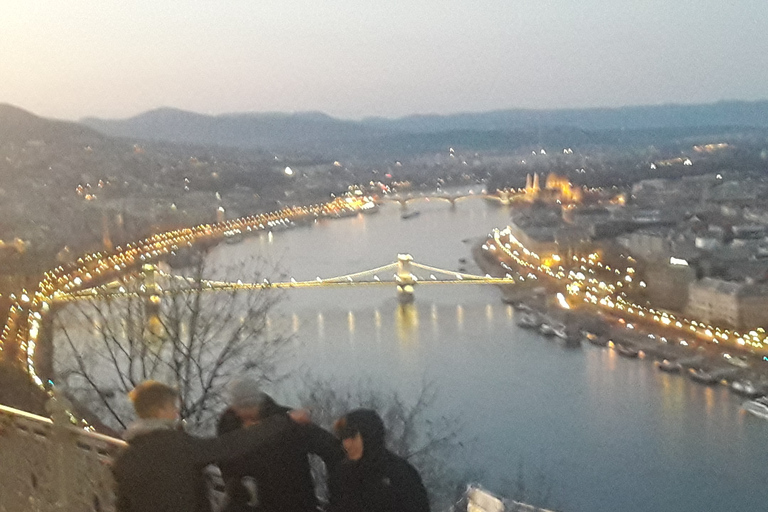 Budapest: tour serale della collina del castello con il bastione dei pescatoriLuci e attrazioni della collina del castello