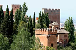 Granada: Alhambra geführte Tour mit Nasridenpalästen & City Pass