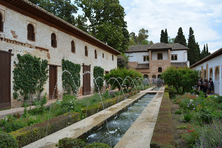 Granada: Alhambra Guided Tour w/ Nasrid Palaces &amp; City PassFrench Tour and City Pass