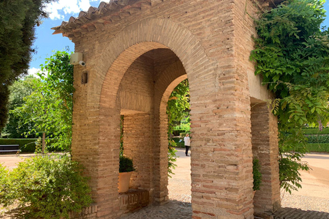 Granada: Visita guiada a la Alhambra con Palacios Nazaríes y pase turísticoTour por España y City Pass