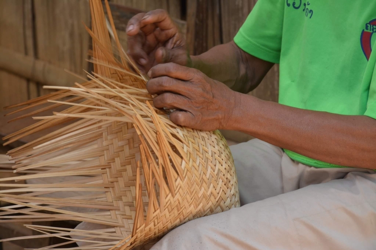 Luang Prabang: Lección de Artesanía de Tejido de Bambú y Fiesta del TéParticipa en una clase vespertina de tejido de bambú y en una fiesta del té