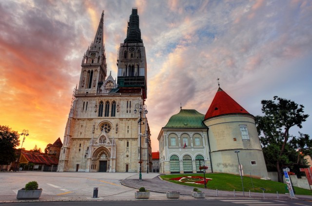 Visit Zagreb Private Walking Tour with Funicular Ride & Transfers in Zagabria