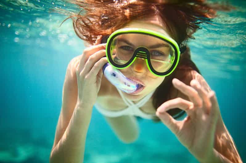 Hurghada: viaggio in yacht a Orange Island con pranzo e sport acquatici