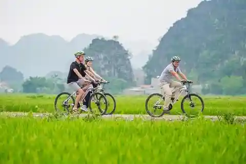 Excursion d'une journée-Hoa Lu-Trang An-Caverne de Mua-Déjeuner-Transfert