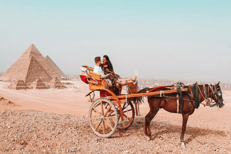 Il Cairo: Tour delle piramidi di Giza e giro in carrozza a cavalloTour privato comprensivo di trasferimenti, guida e ingressi