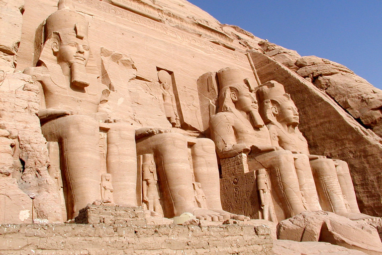 Do Cairo: Excursão de um dia a Abu Simbel com vôos e guia particularTour guiado com traslados, guia de turismo, almoço e entrada