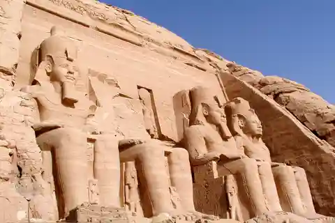 Von Kairo aus: Abu Simbel Tagestour mit Flügen und privatem Guide