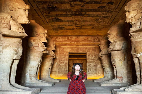 Do Cairo: Excursão de um dia a Abu Simbel com vôos e guia particularTour guiado com traslados, guia de turismo, almoço e entrada