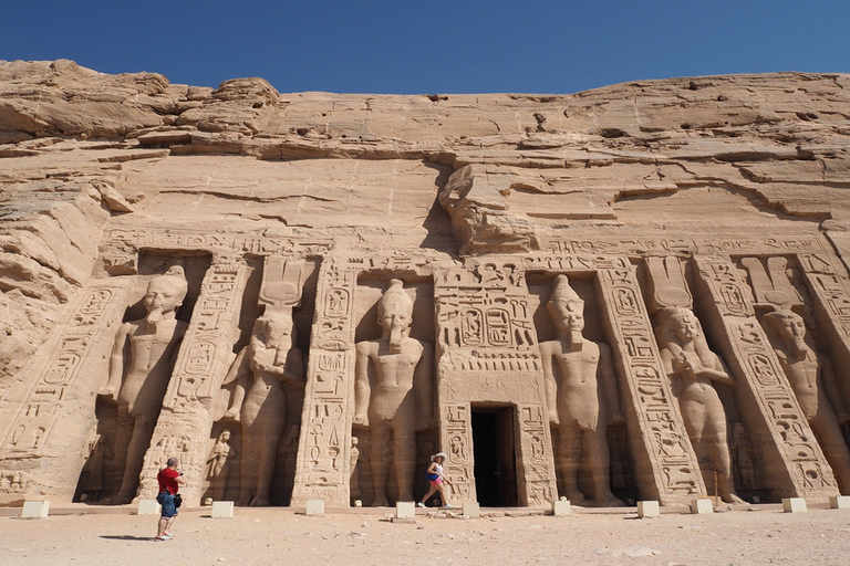 Do Cairo: Excursão de um dia a Abu Simbel com vôos e guia particularTour guiado com traslados, guia de turismo, almoço e entrada