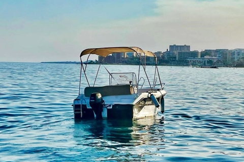 Málaga: recorre la costa malagueña en barco sin licencia Paseo por los alrededores de Benalmádena