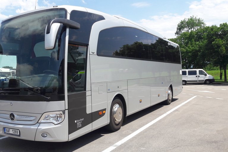 Baku: Flughafentransfer mit Bus: Mercedes Travego (50 Sitze)