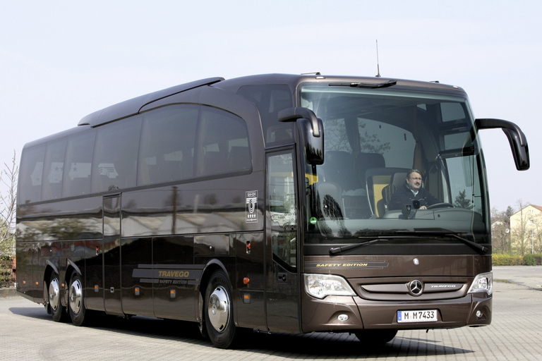 Baku: Flughafentransfer mit Bus: Mercedes Travego (50 Sitze)