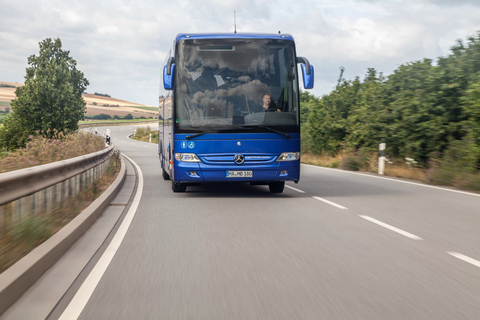 Baku: Flughafentransfer mit Bus: Mercedes Travego (50 Sitze)