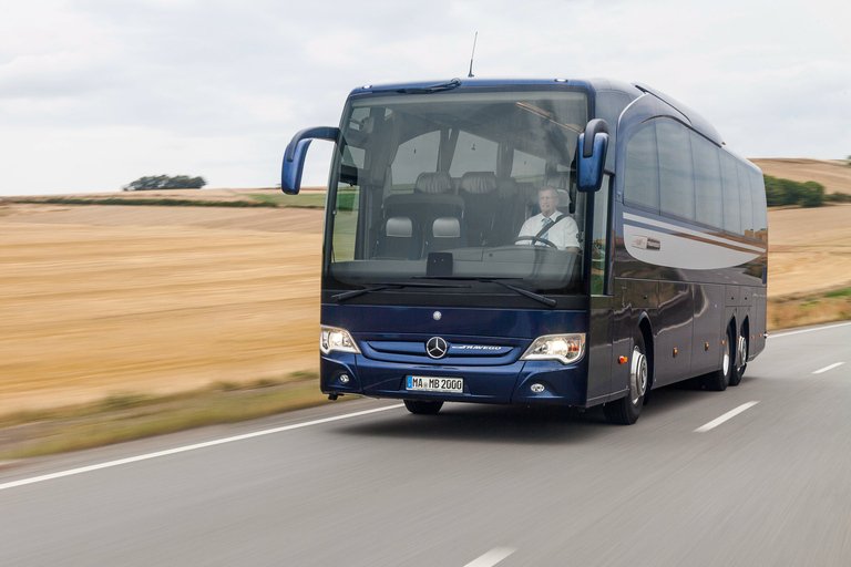 Baku: Flughafentransfer mit Bus: Mercedes Travego (50 Sitze)