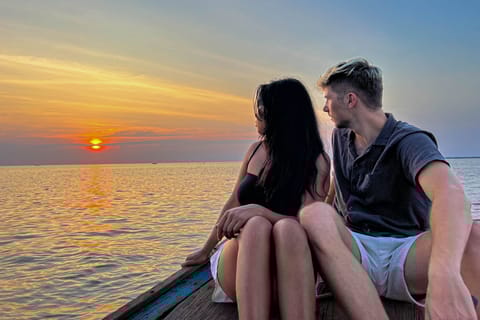 Siem Reap: Tonle Sap Sunset Boat Cruise with Transfers