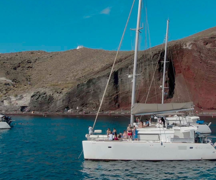 Santorini: Crucero privado por la Caldera con almuerzo y snorkel