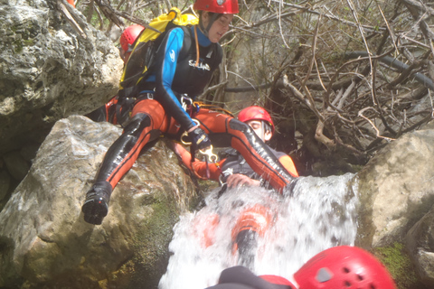 Dziki canyoning w Sierra de las Nieves w MaladzeDziki kanioning w Sierra de las Nieves, Malaga