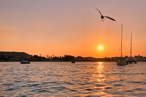 Cagliari: Tour in barca al tramonto con aperitivo e Prosecco