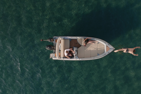 Santorini: Alquiler de un día entero o 5 horas de barco motorizadoSantorini: Alquiler de lanchas motoras sin licencia