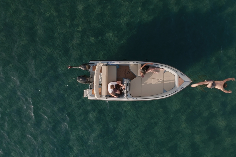 Santorini: Alquiler de un día entero o 5 horas de barco motorizadoSantorini: Alquiler de lanchas motoras sin licencia