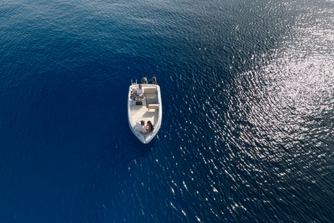 Santorini: Alquiler de un día entero o 5 horas de barco motorizadoSantorini: Alquiler de lanchas motoras sin licencia