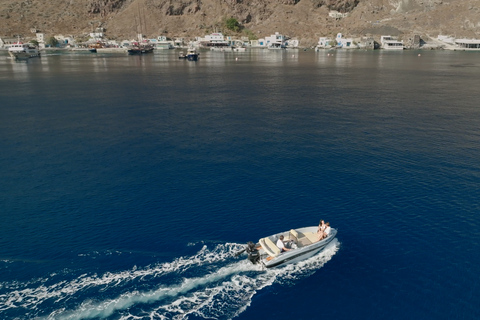 Båtuthyrning i Santorini-utan licens-5 timmar eller 10 timmarBåtuthyrning hela dagen