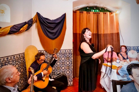 Lisboa: espectáculo de fado, cena y tour nocturno