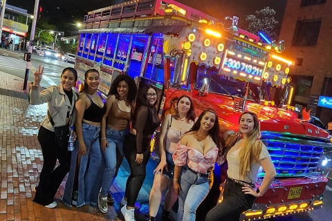 Medellin: imprezowy autobus z DJ-em i degustacjami ulicznego jedzeniaParty Bus z DJ-em w cenie i 3 przekąski gastronomiczne