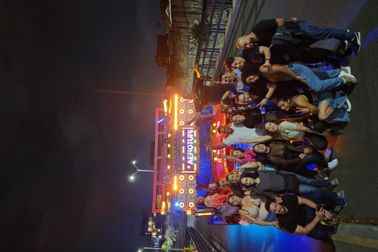 Medellin: imprezowy autobus z DJ-em i degustacjami ulicznego jedzeniaParty Bus z DJ-em w cenie i 3 przekąski gastronomiczne