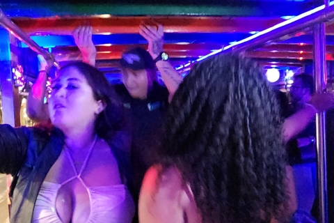 Medellin: feestbus met proeverijen van dj's en streetfoodFeestbus met DJ inbegrepen en 3 gastronomische hapjes