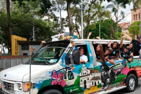 Comuna 13: Graffiti Tour with Tasting, Live Show, & Gallery