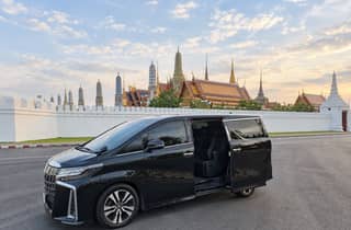 Mach mit bei Luxury Alphard: Tour zu den Tempeln und dem Großen Palast in Bangkok