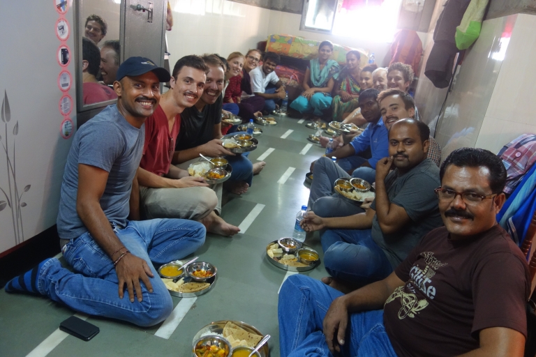 Mumbai: Dharavi-Rundgang mit verschiedenen OptionenDharavi Walking Tour & Mittagessen für Familien