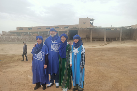 Kameelrit bij zonsondergang in de Agafay-woestijn vanuit Marrakesh