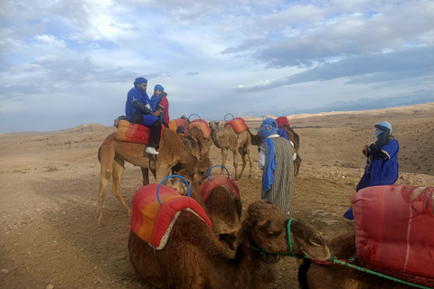 Przejażdżka na wielbłądach o zachodzie słońca na pustyni Agafay z Marrakeszu