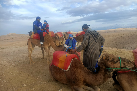 Kamelritt bei Sonnenuntergang in der Agafay-Wüste ab Marrakesch