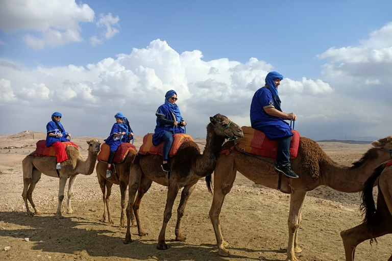 Kameelrit bij zonsondergang in de Agafay-woestijn vanuit Marrakesh