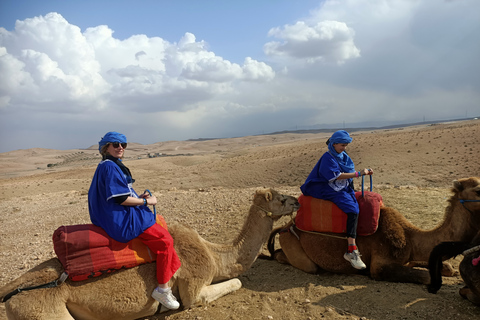 Kameelrit bij zonsondergang in de Agafay-woestijn vanuit Marrakesh