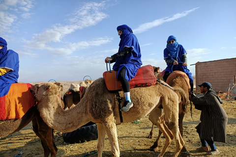 Kameelrit bij zonsondergang in de Agafay-woestijn vanuit Marrakesh