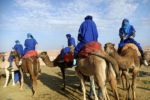 Przejażdżka na wielbłądach o zachodzie słońca na pustyni Agafay z Marrakeszu