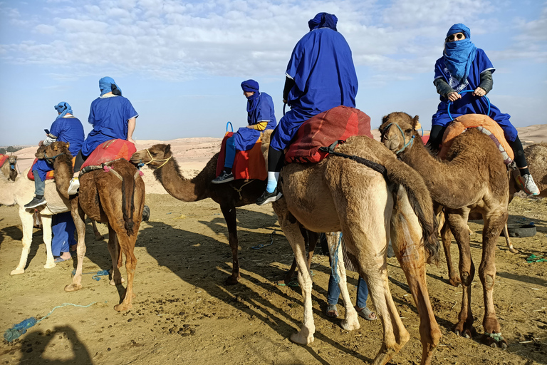 Kameelrit bij zonsondergang in de Agafay-woestijn vanuit Marrakesh