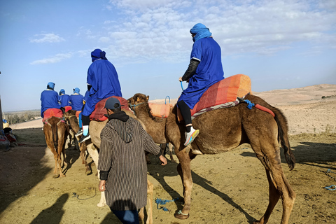 Kameelrit bij zonsondergang in de Agafay-woestijn vanuit Marrakesh