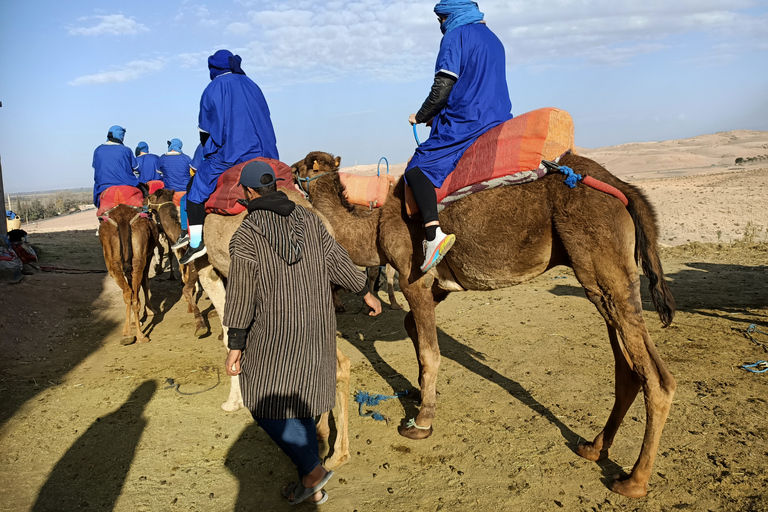 Kameelrit bij zonsondergang in de Agafay-woestijn vanuit Marrakesh