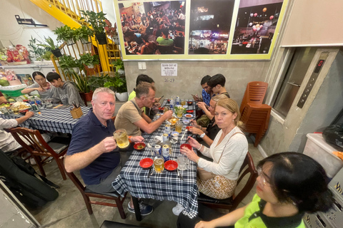 Saigon: Night Craft Beer och Street Food Tour med VespaZonerna 1, 3 och 5