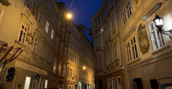 Vienna: Spooky Ghost Tour in English with Local Legends