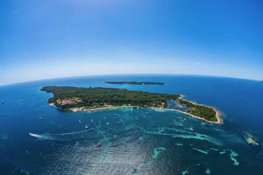 Cannes – Insel Sainte-Marguerite – Fähre für Hin- und Rückfahrt. Foto: GetYourGuide Cannes – Insel Sainte-Marguerite – Fähre für Hin- und Rückfahrt. Foto: GetYourGuide