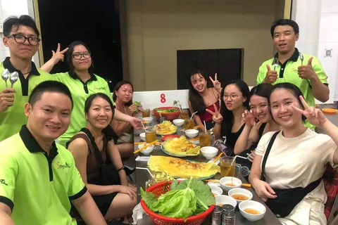 Saigon: Nacht-Sightseeing und Street Food Tour mit der Vespa