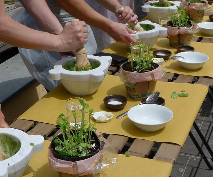 Manarola: autentica lezione di preparazione del pesto alle Cinque Terre
