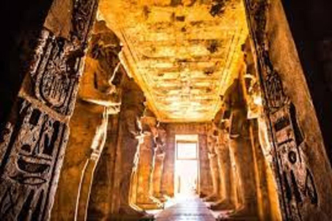 Da Assuan: tour privato di Abu Simbel con guida in auto